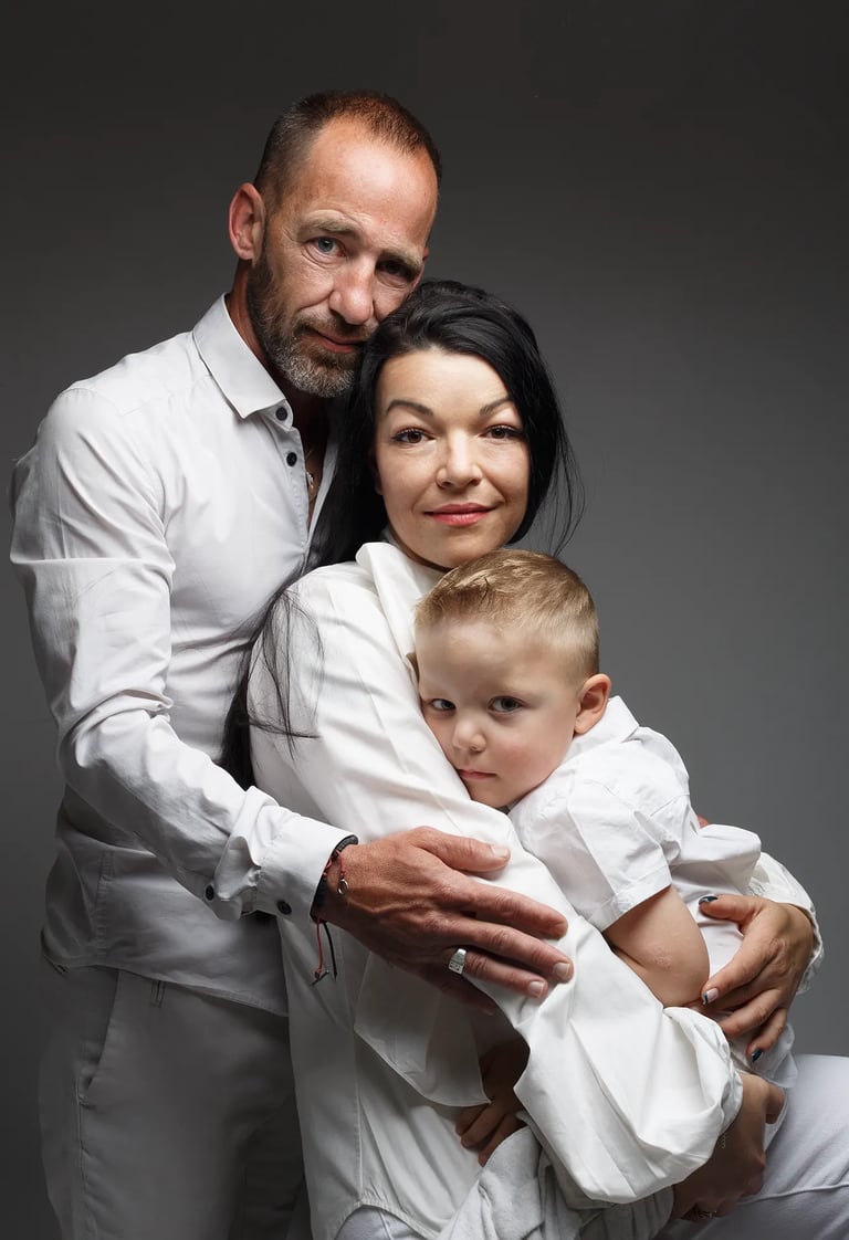 une famille pose en studio photo