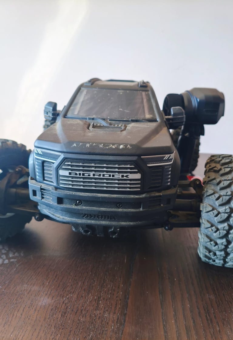 Análise de design e para-choques frontal do carro telecomandado ARRMA Big Rock para review.