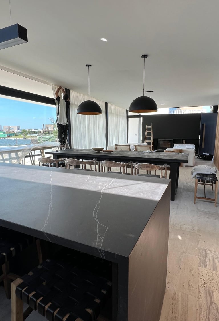 Una cocina con una gran encimera y un taburete de bar.