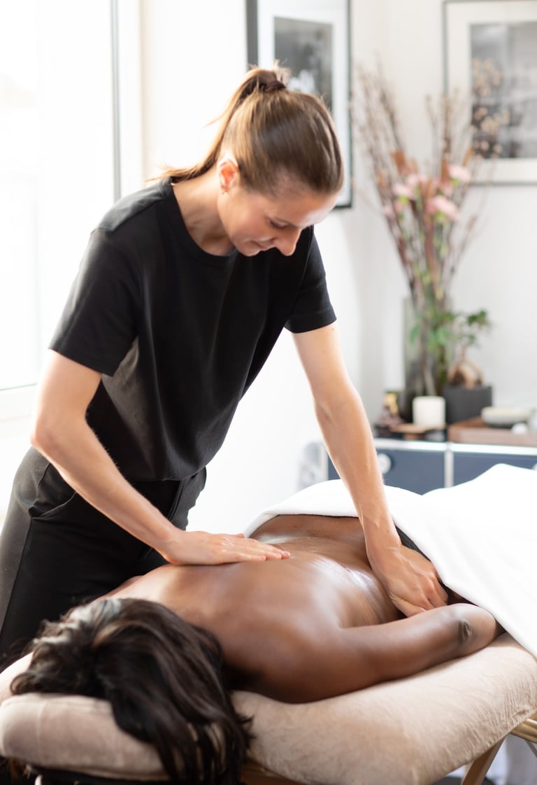 Masseuse professionnelle faisant un massage de dos relaxant dans un spa de luxe dans l'Yonne