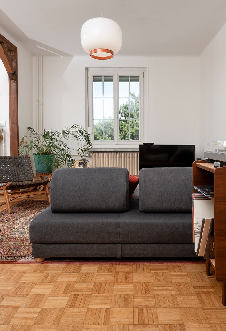 intérieur ancien d'un appartement cosy avec luminaire suspension Chouchin reverse de chez Foscarini