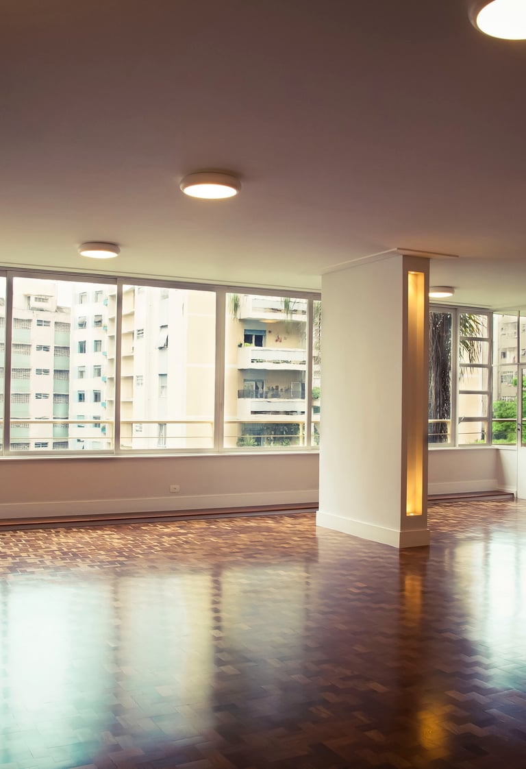 piso de taco de madeira com grandes janelas