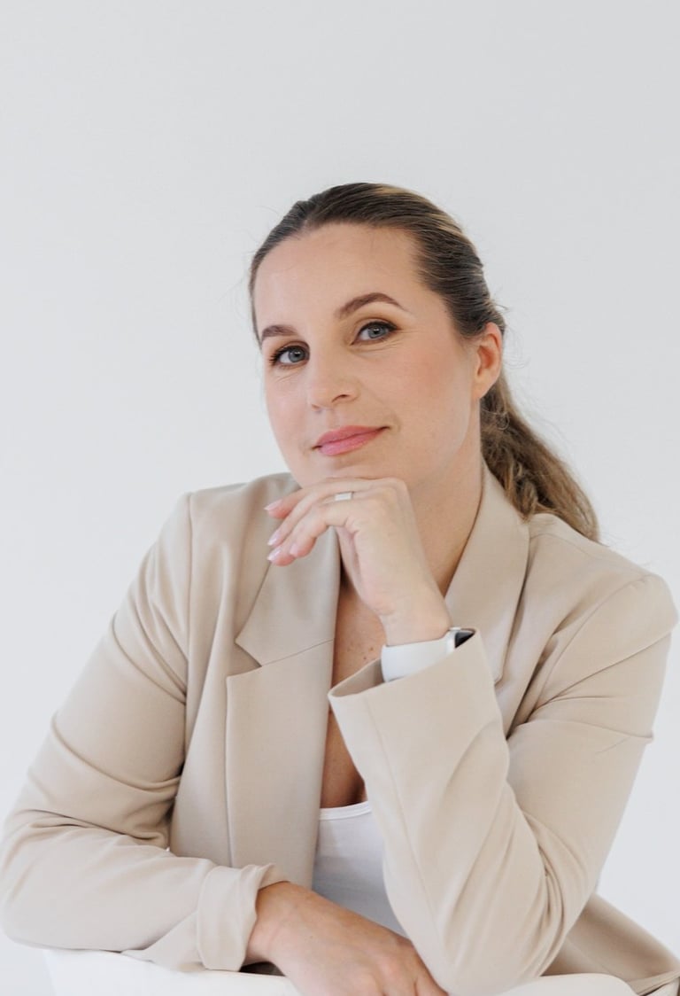 Rasa June – skaper av visuell identitet og grafisk designer