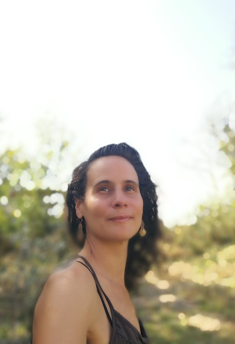 Photo de Perrine Lochu, naturelle, dans la nature, souriante