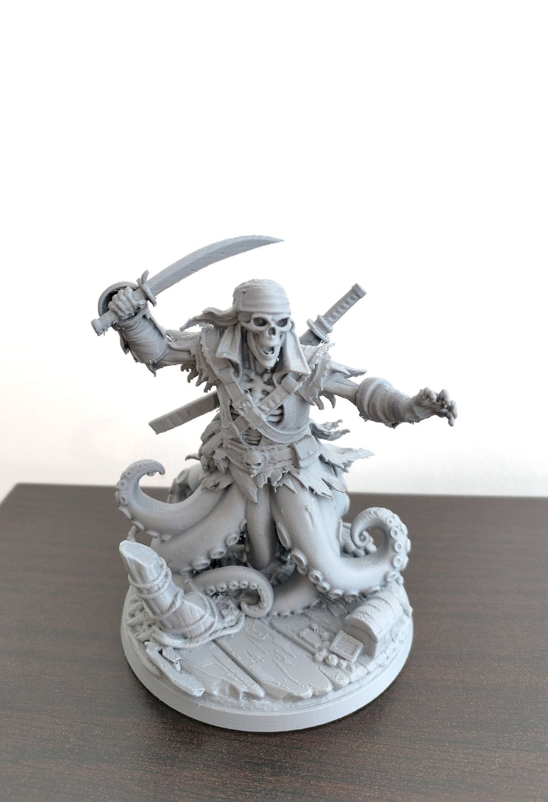 Figurine pirate squelette avec tentacules tenant un sabre dans une main et un katana dans le dos.
