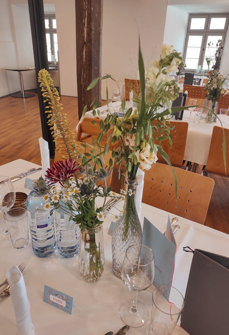 Sommerliches Blumenarrangement in Kristallvasen