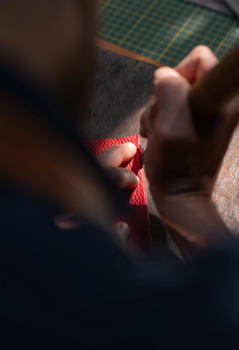 filetage du cuir à la main