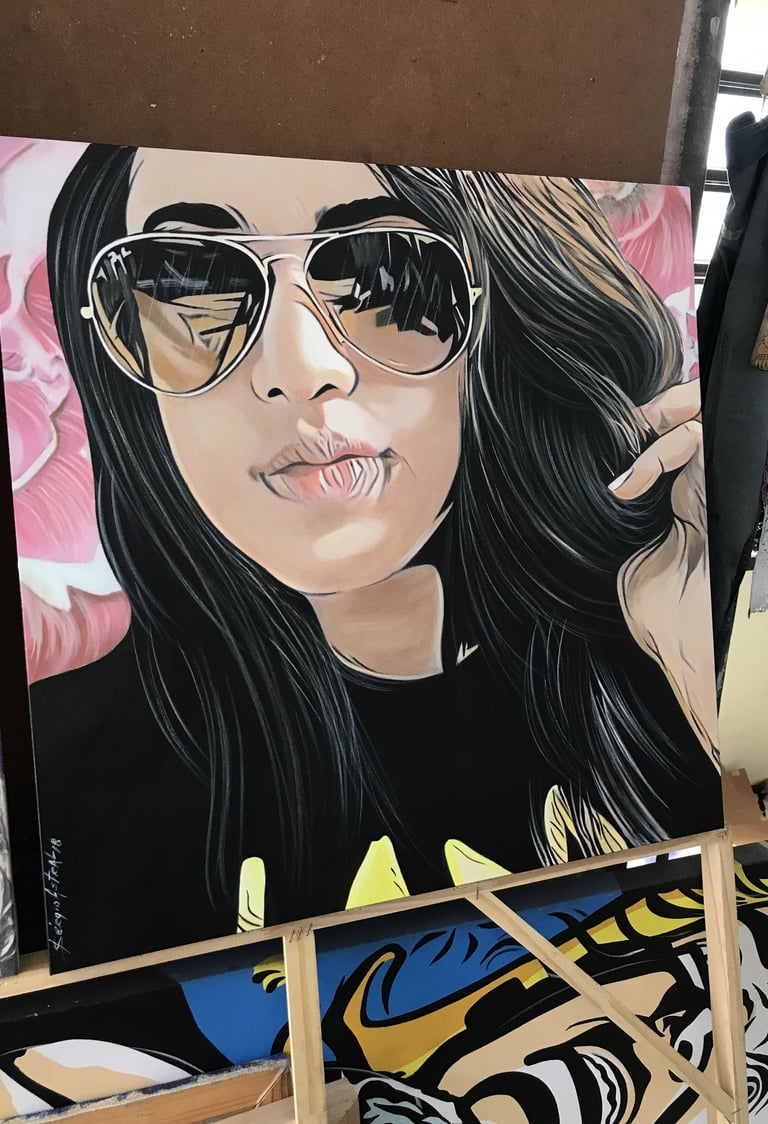 Rosto de mulher em estilo pop-art, com uma mistura de padrões e texturas