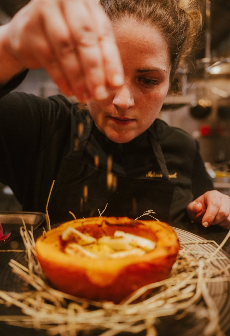 Dressage d'un plat par la cheffe du restaurant Martin Paris