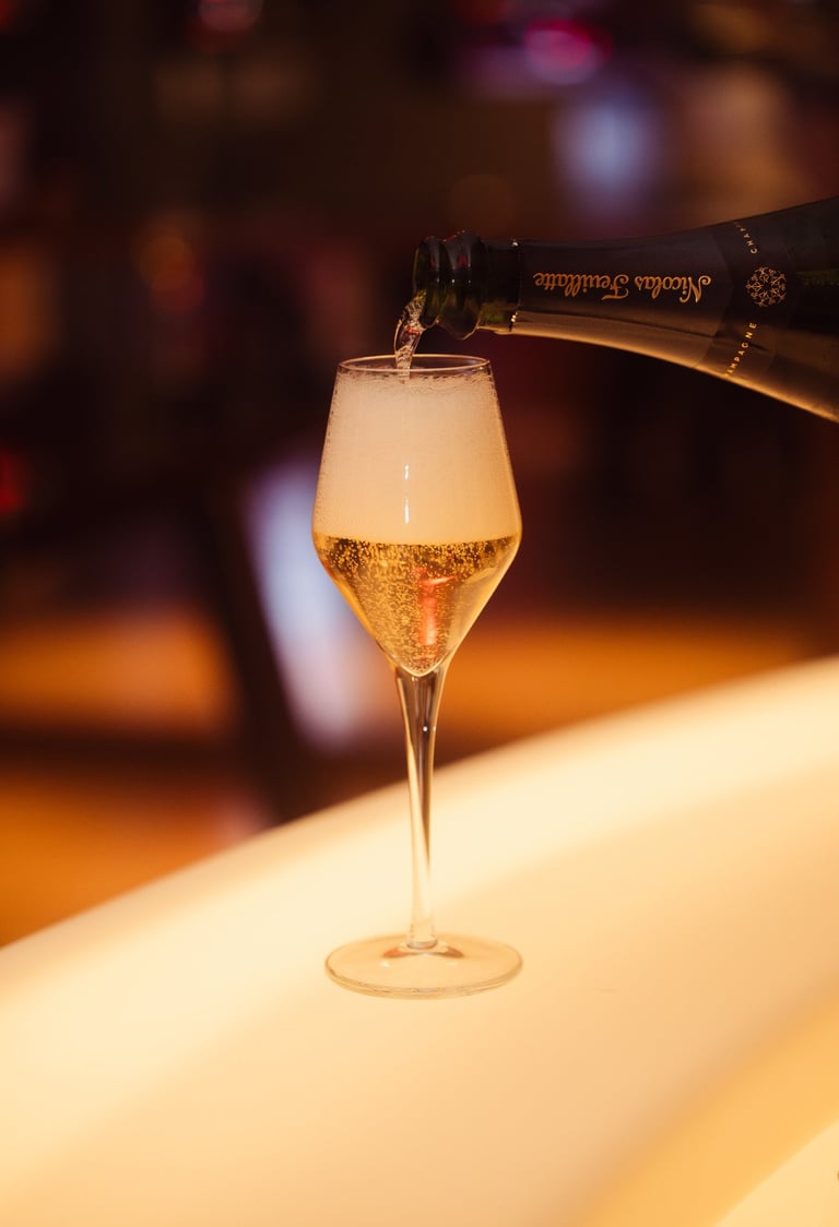 Coupe de champagne lors d'une soirée à l'hôtel Renaissance Paris République