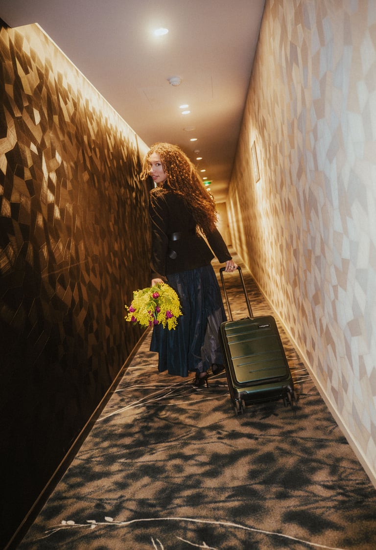 Cliente qui marche avec une valide dans le couloir de l'hôte lRenaissance Paris République