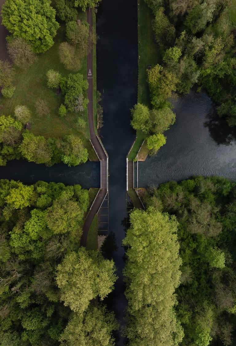 vue aérienne du pont-canal de la thumenau à Strasbourg, mettant en valeur l'ouvrage d'art et son environnement naturel