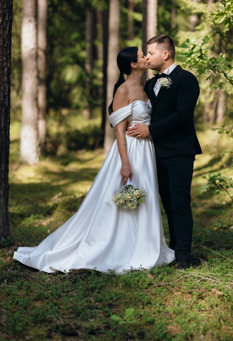 Nuotaka bučiuoja jaunikį
