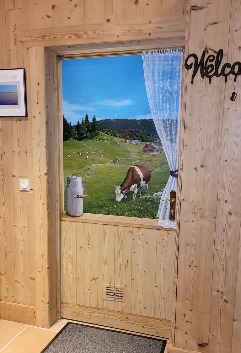 Trompe-l'oeil sur une porte intérieure quasi invisible. Faux bois, paysage, rideau, vaches, pot lait