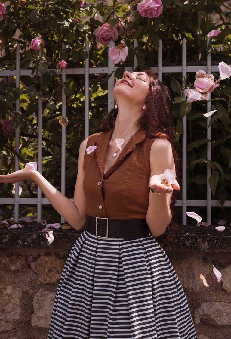 Photo portrait d'une femme qui jette des fleurs en l'air