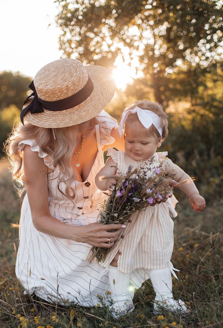 une mère avec sa petite fille dans la nature