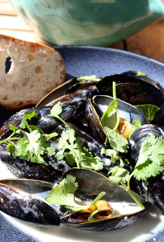 green curry mussels with baguette
