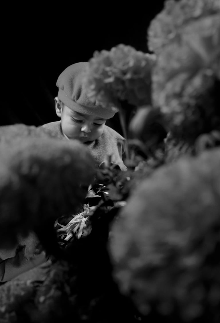 Niño entre flores