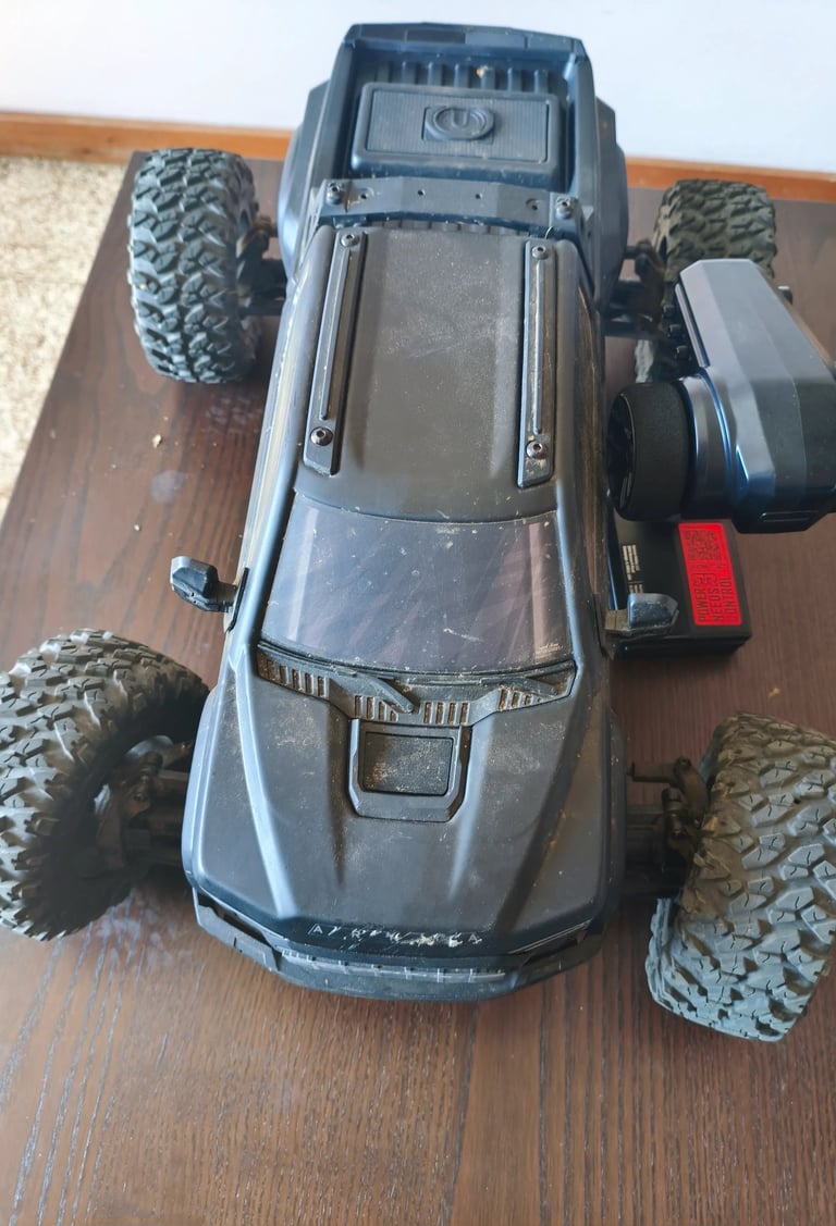 Vista superior do monster truck telecomandado ARRMA Big Rock 4x4 para teste prático.