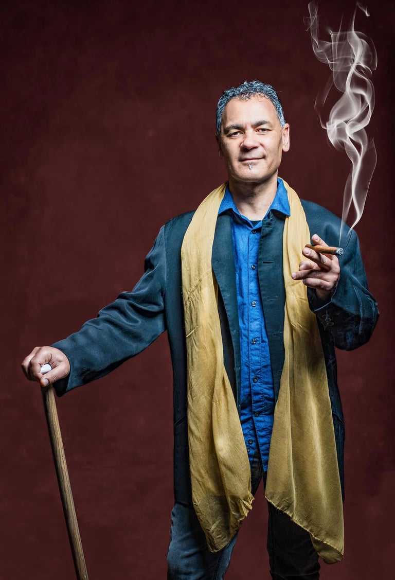 Portrait narratif homme, cigare et fumée, écharpe jaune, canne, veste bleue, Hautes-Pyrénées