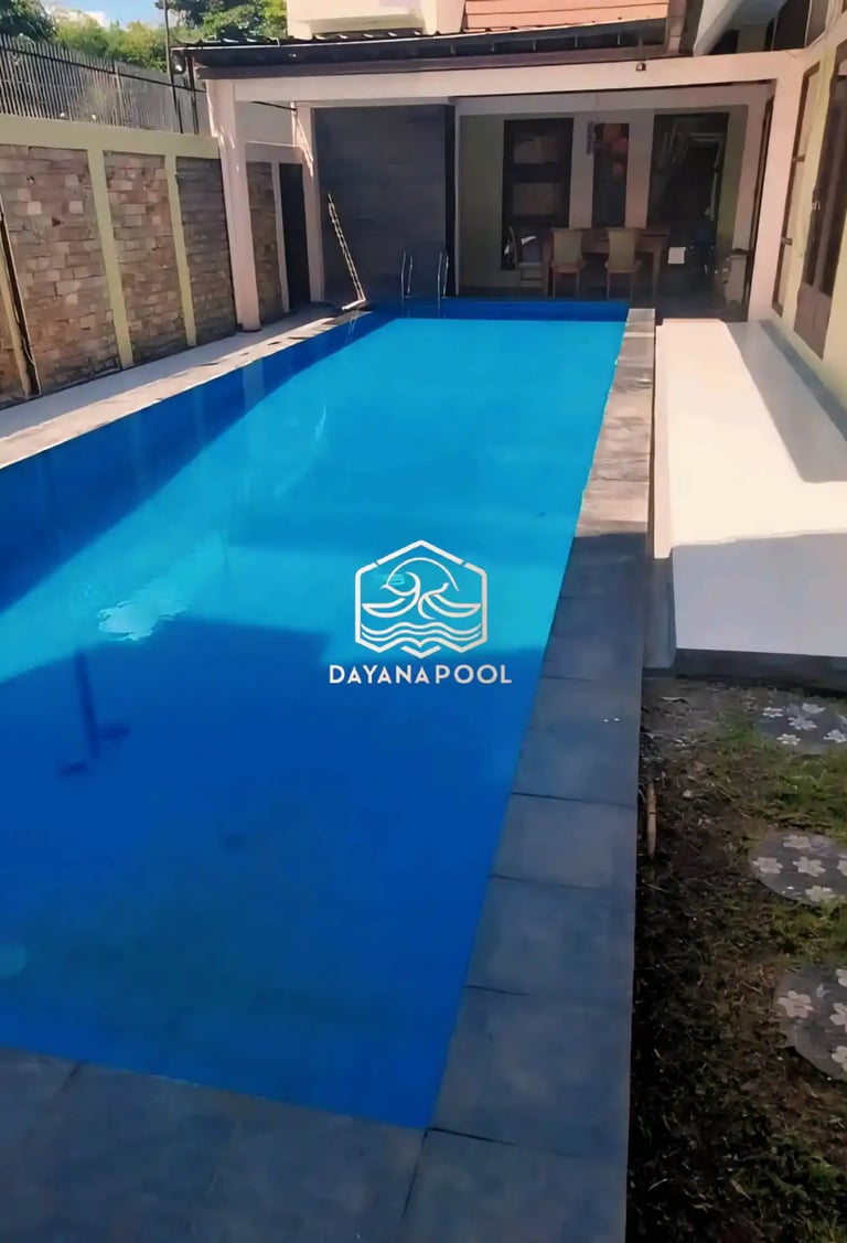Kolam renang minimalis dan elegan, cocok untuk lahan terbatas.