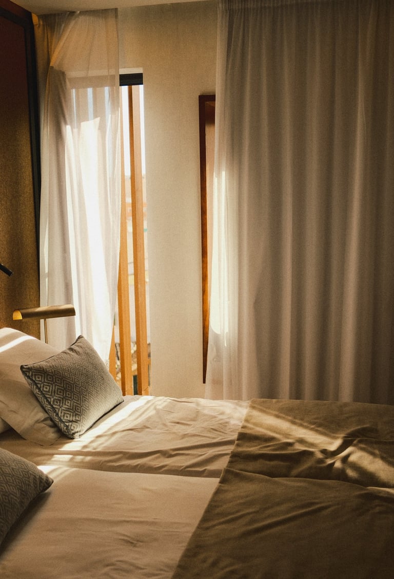 Hotelbett mit Kissen im natürlichen Licht – Interior Fotografie