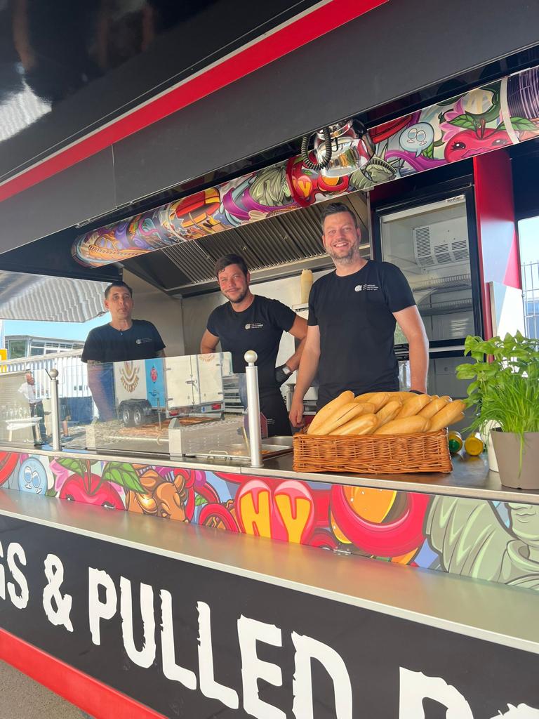 Stefan, Matze, Alex am arbeiten im Foodtruck