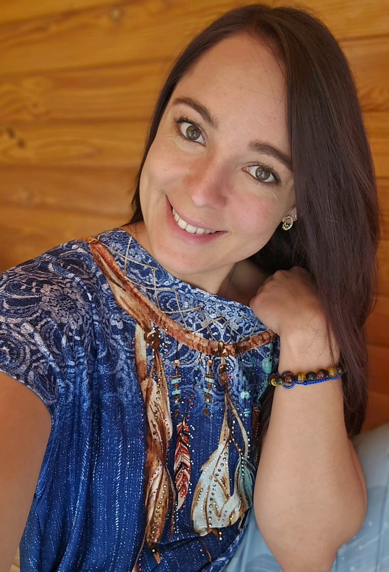 votre thérapeute hypnose PNL Reiki Manon Perret souriante bienveillante rassurante femme