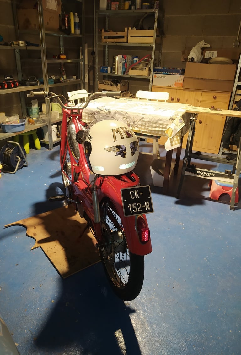 Mobylette Motoconfort AU88 de 1959, elle n'est pas dans sa couleur d'origine. Vue de derrière.