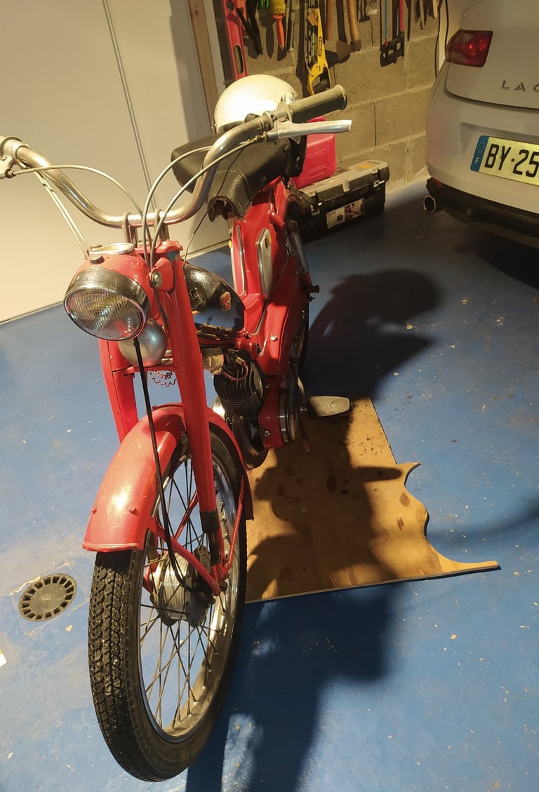 Mobylette Motoconfort AU88 de 1959, elle n'est pas dans sa couleur d'origine. Vue de devant.