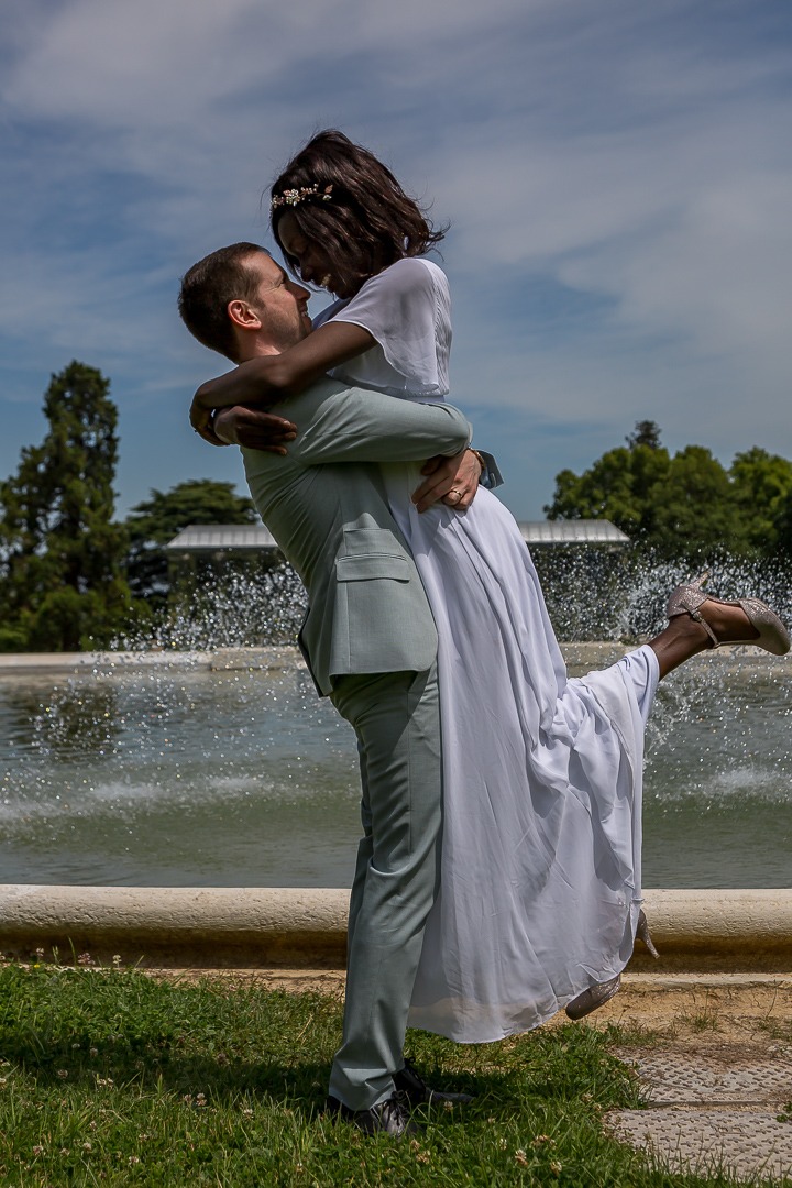 Le marié qui porte la mariée dans ces bras