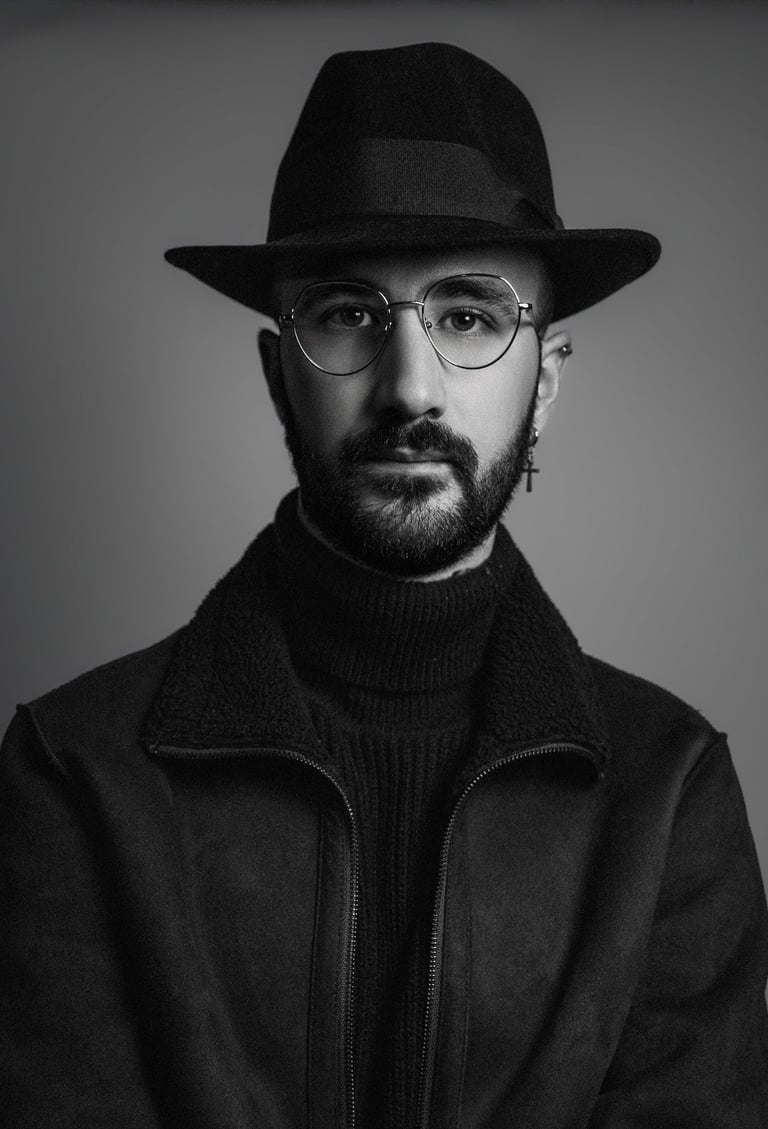 retrato del fotografo alex marley en granada con información sobre su vida