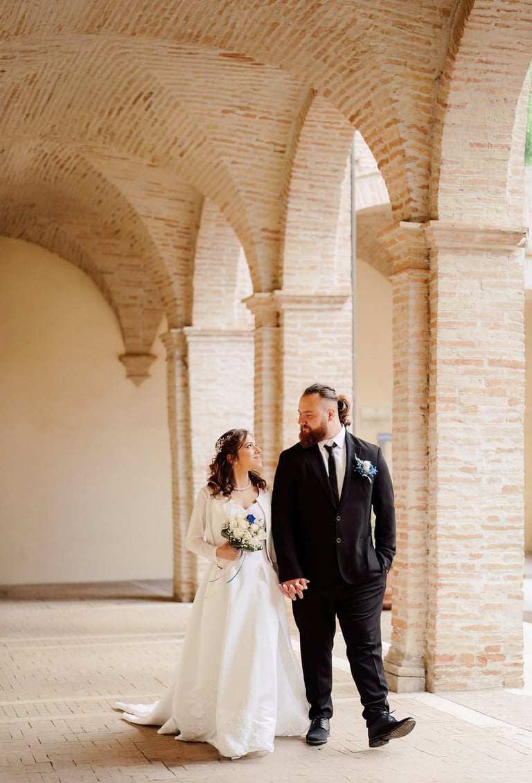 Sposi che passeggiano felici a Roma