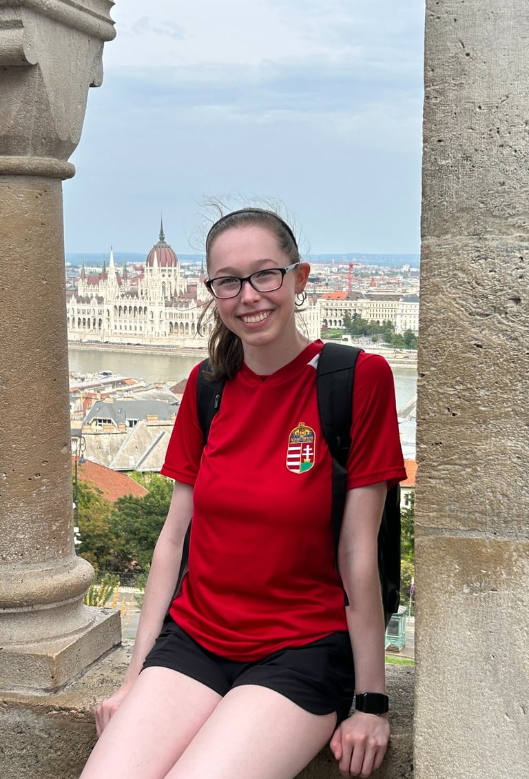 Lilla with the Hungarian Parliament in the background