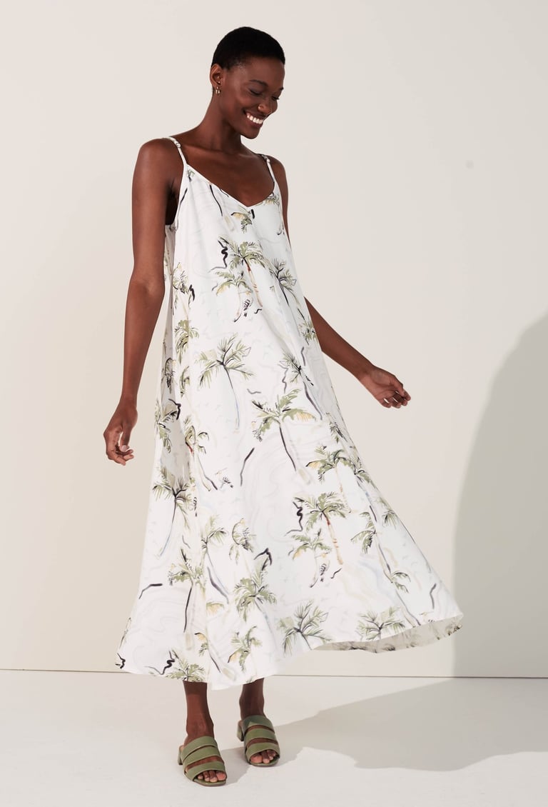 Vestido longo com estampa tropical orgânica com coqueiros, pássaros e mar