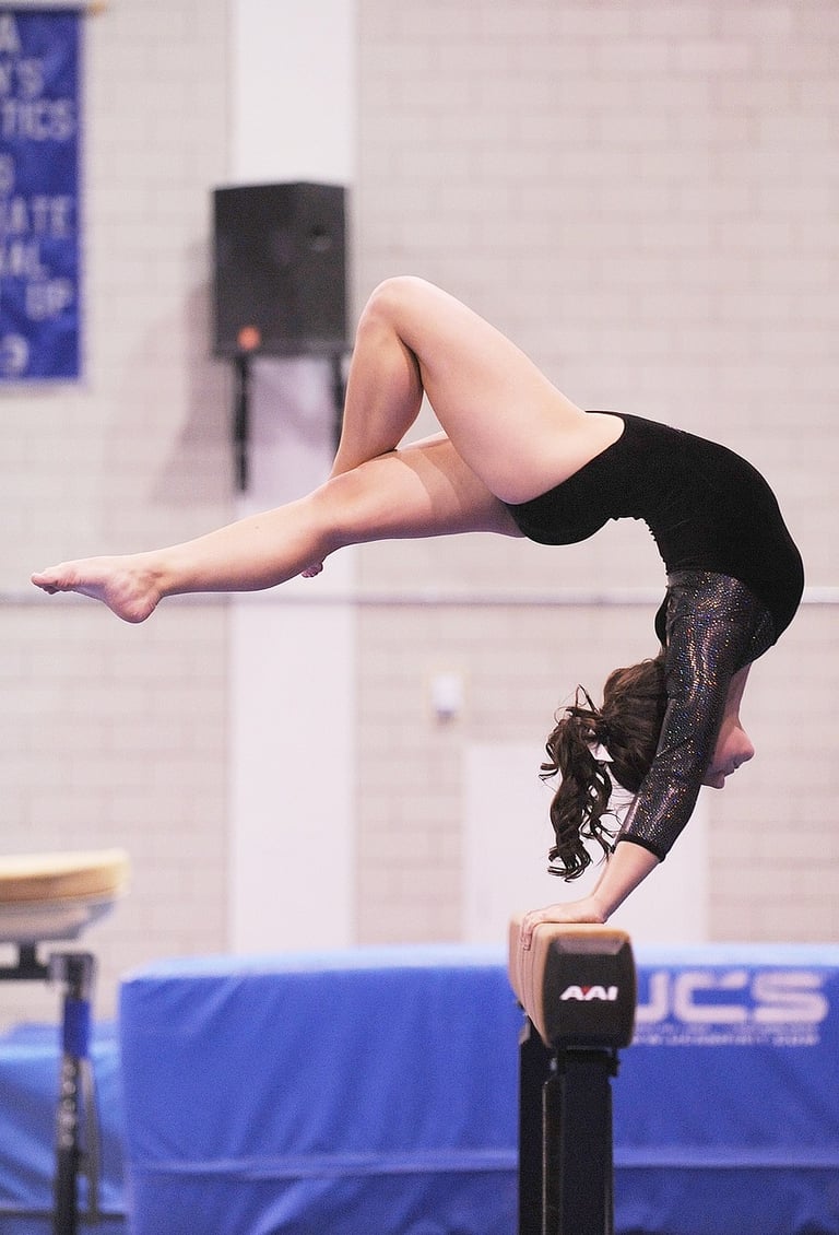 Imagen de una persona practicando movimientos de gimnasia artística, como equilibrios o saltos sobre
