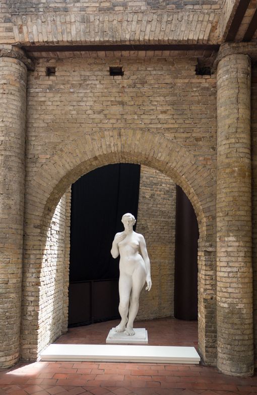 Pátio tranquilo da Pinacoteca Luz, proporcionando um refúgio cultural no coração de São Paulo.