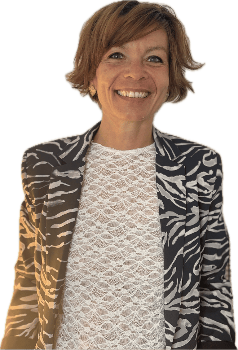 une femme, Sabine Papin, en haut blanc et veste 