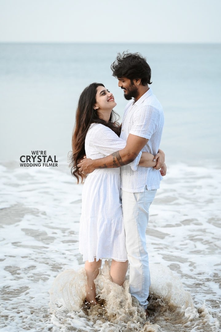 Couple hugging in white costumes Ona beach in Kerala