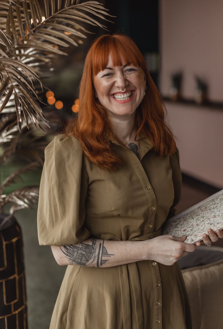 Freie Rednerin Ramona blickt grinsend in die Kamera und hält die Rede für die freie Trauung  in den Händen