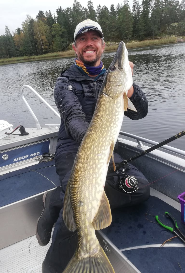 pêcheur qui tient un brochet