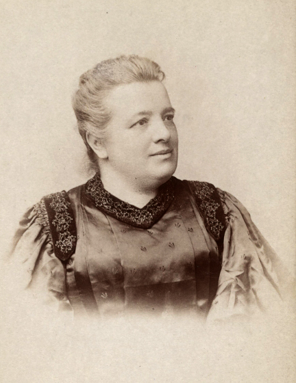 Retrato de Auguste Groner, pionera de la novela clásica de misterio