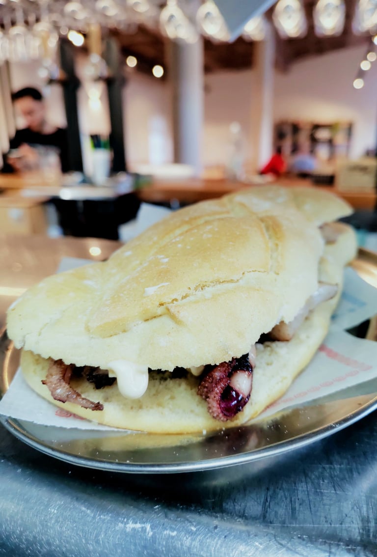 Pataqueta chipirones y allioli