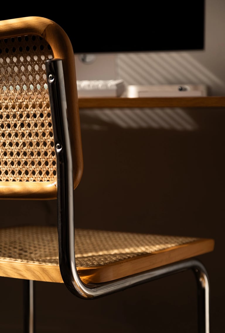 Makrofotografia mebli: faktura plecionki wiedeńskiej i ostre światło.