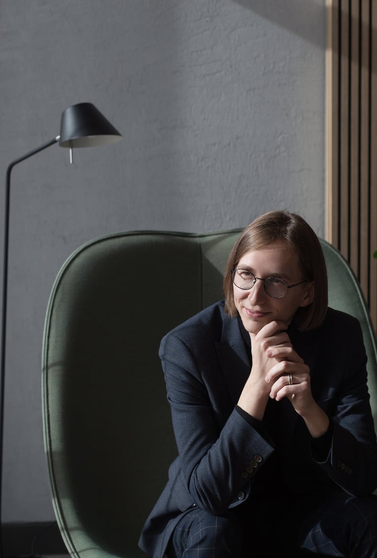 Donatas Paulauskas sėdi ant fotelio.