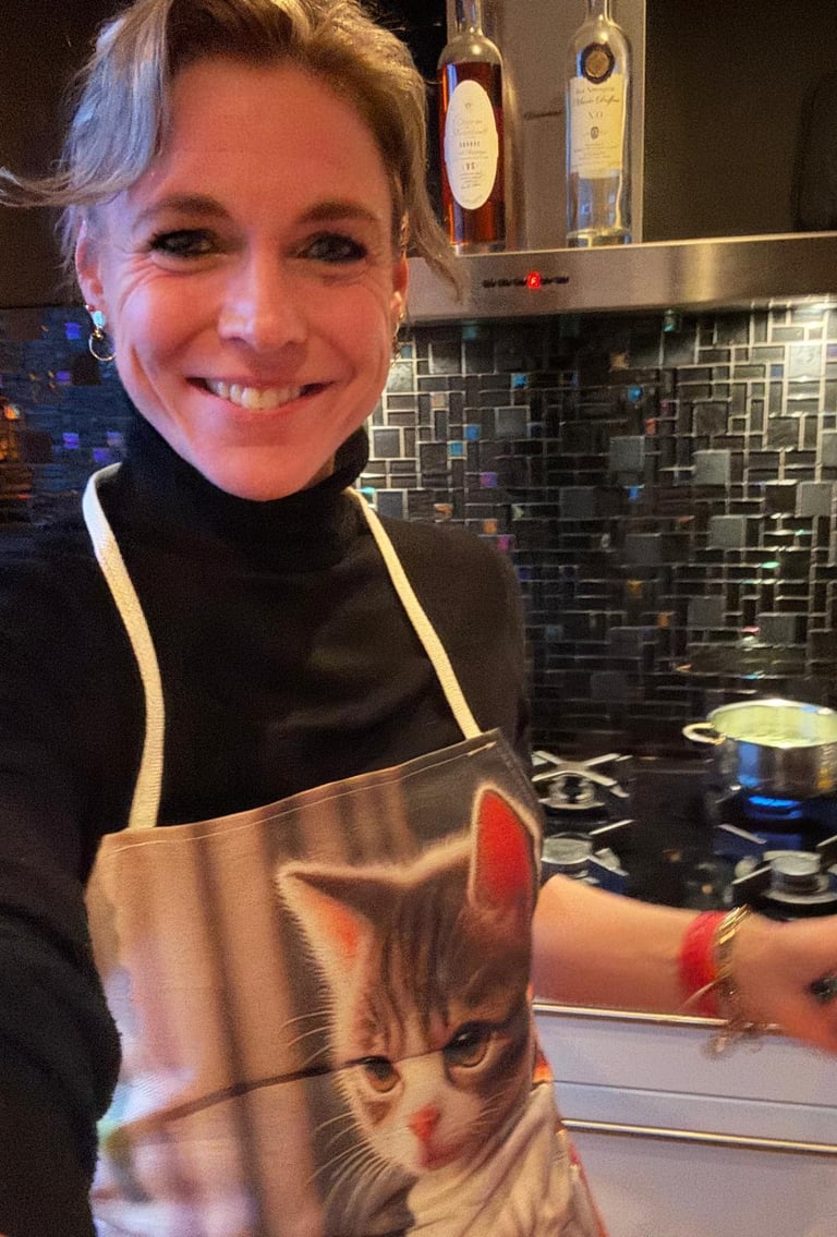 vrouw met brede glimlach tijdens het koken