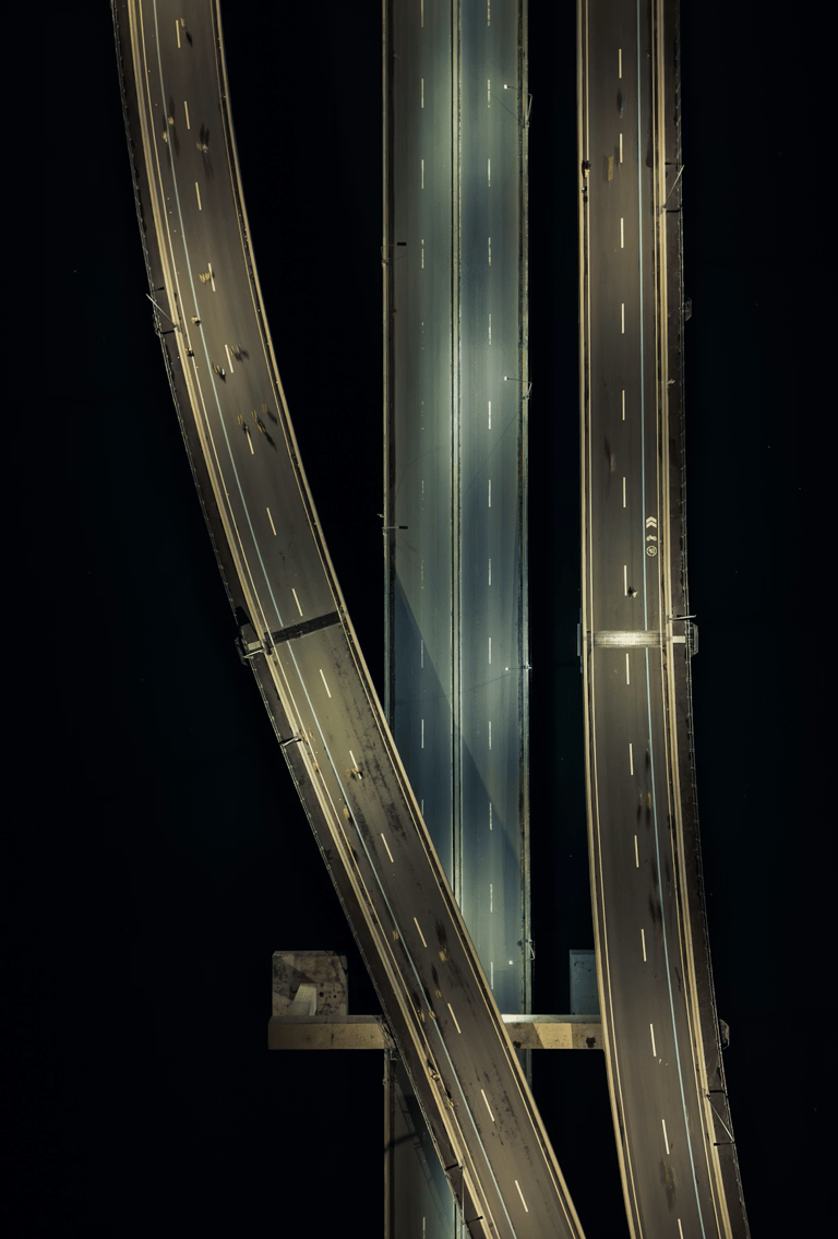 Verschlungene Autobahnen als Metapher für IT-Roadmaps und fundierte technische Validierung.