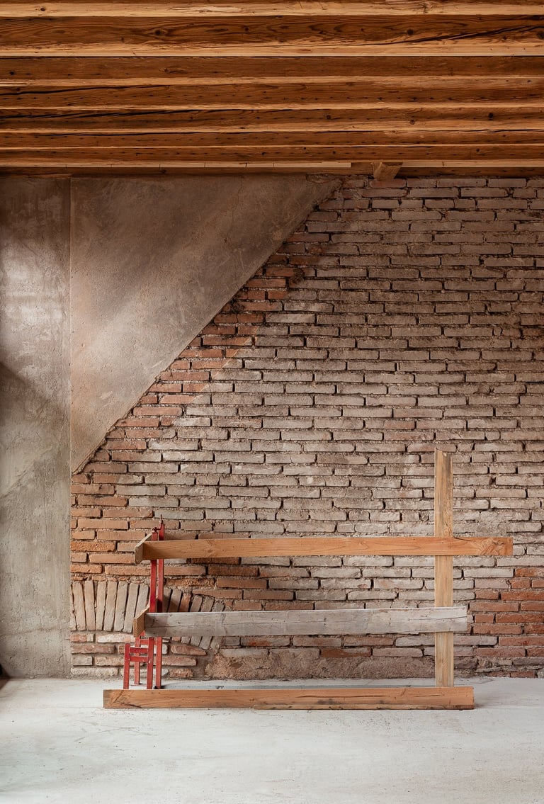 photographie d'un mur brique avec plancher bois