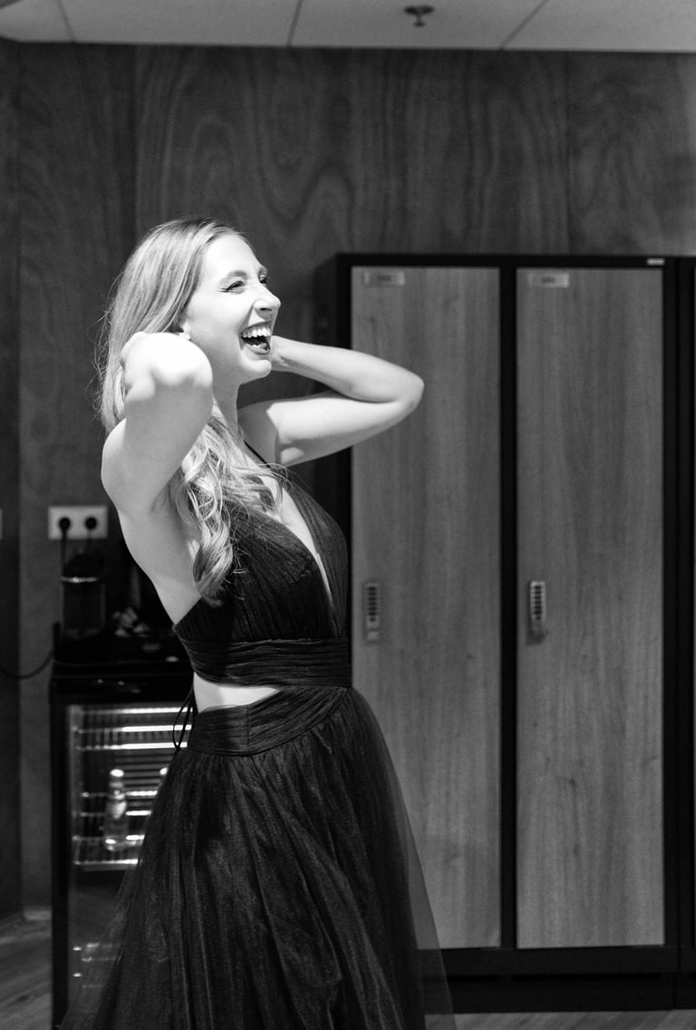 Soprano Elisabeth Hetherington backstage in TivoliVredenbrug Utrecht photo by Peter Tra