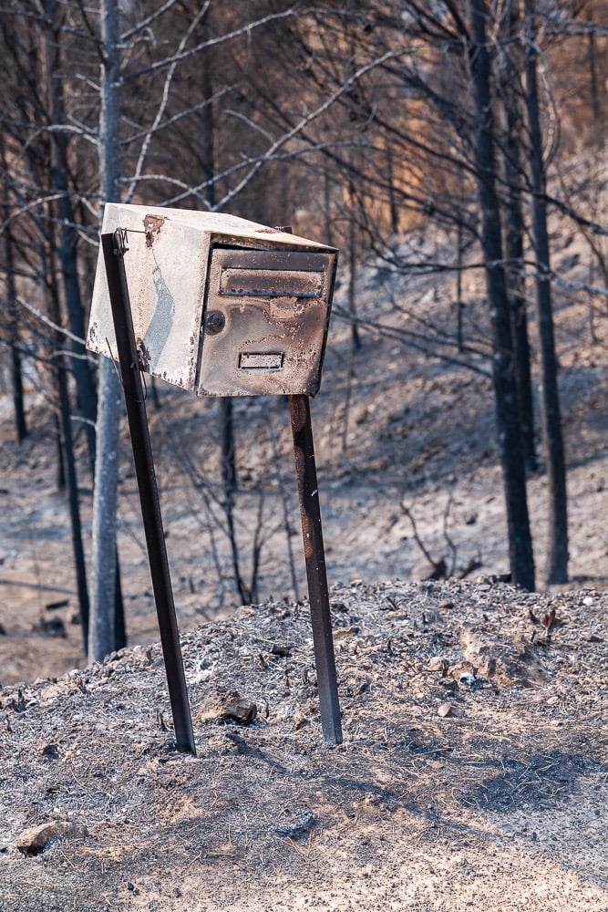 Incendie de l'Aude août 2025. Boite à lettres brûlée.
